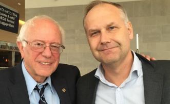 Bernie Sanders tillsammans med Jonas Sjöstedt.